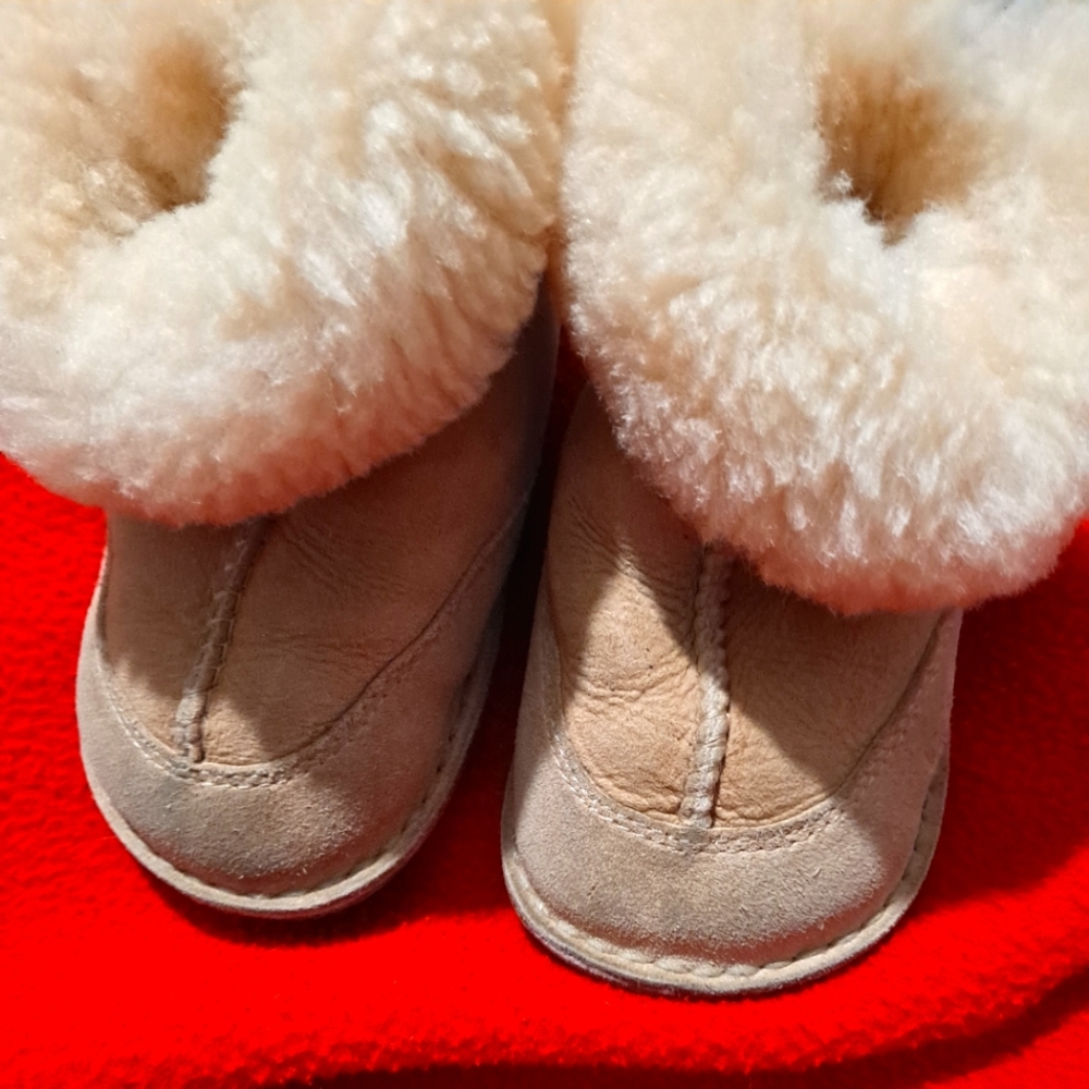 Kids (Toddler) Uggs...size small